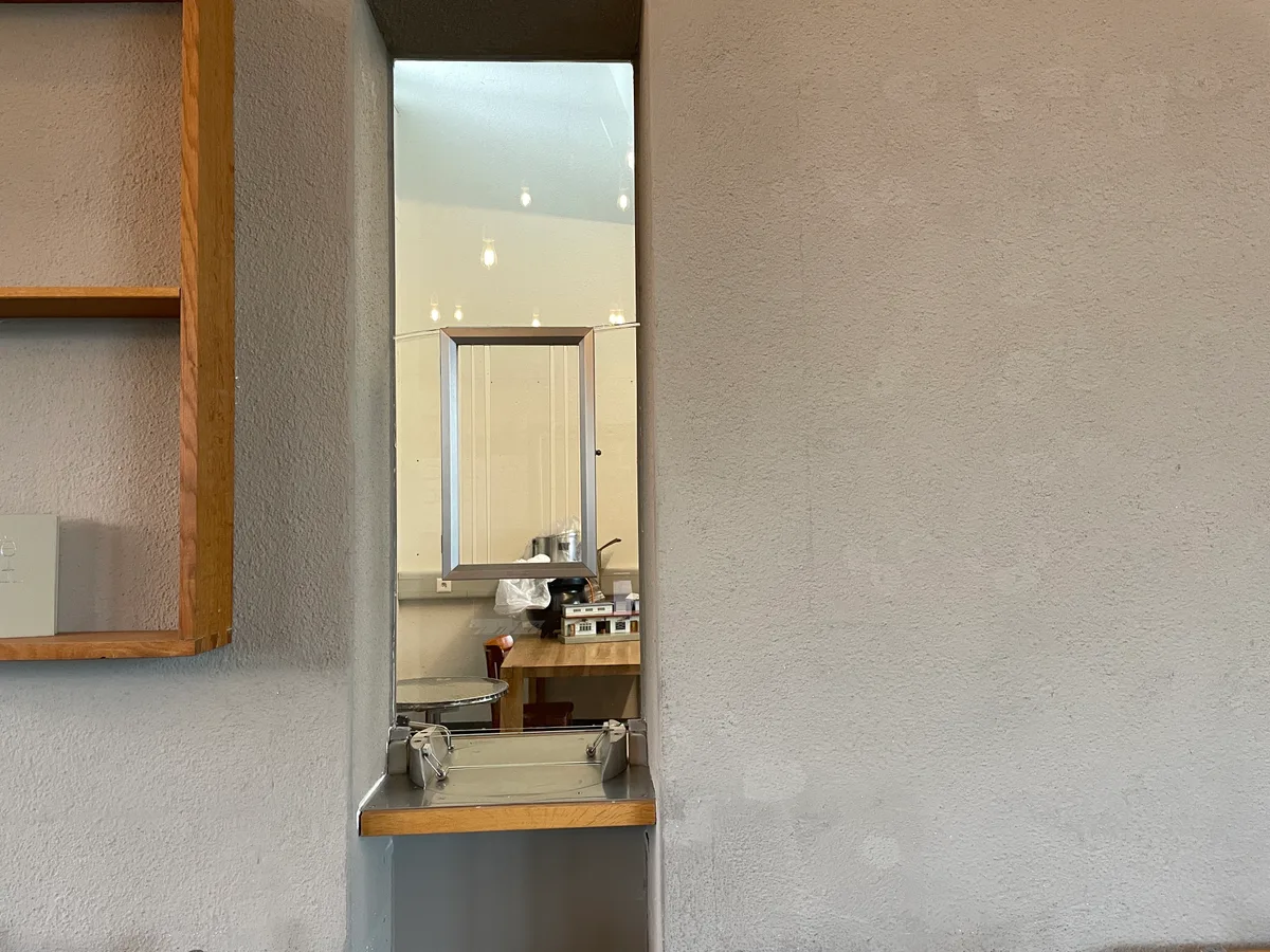 Man sieht einen alten Schalter im Bistro Couscous in Nänikon.